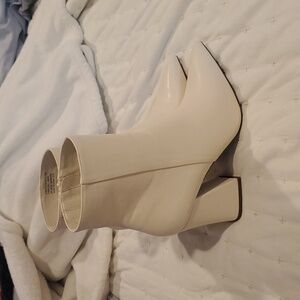 NWOT White Madden Girl Cody ankle boots size 11